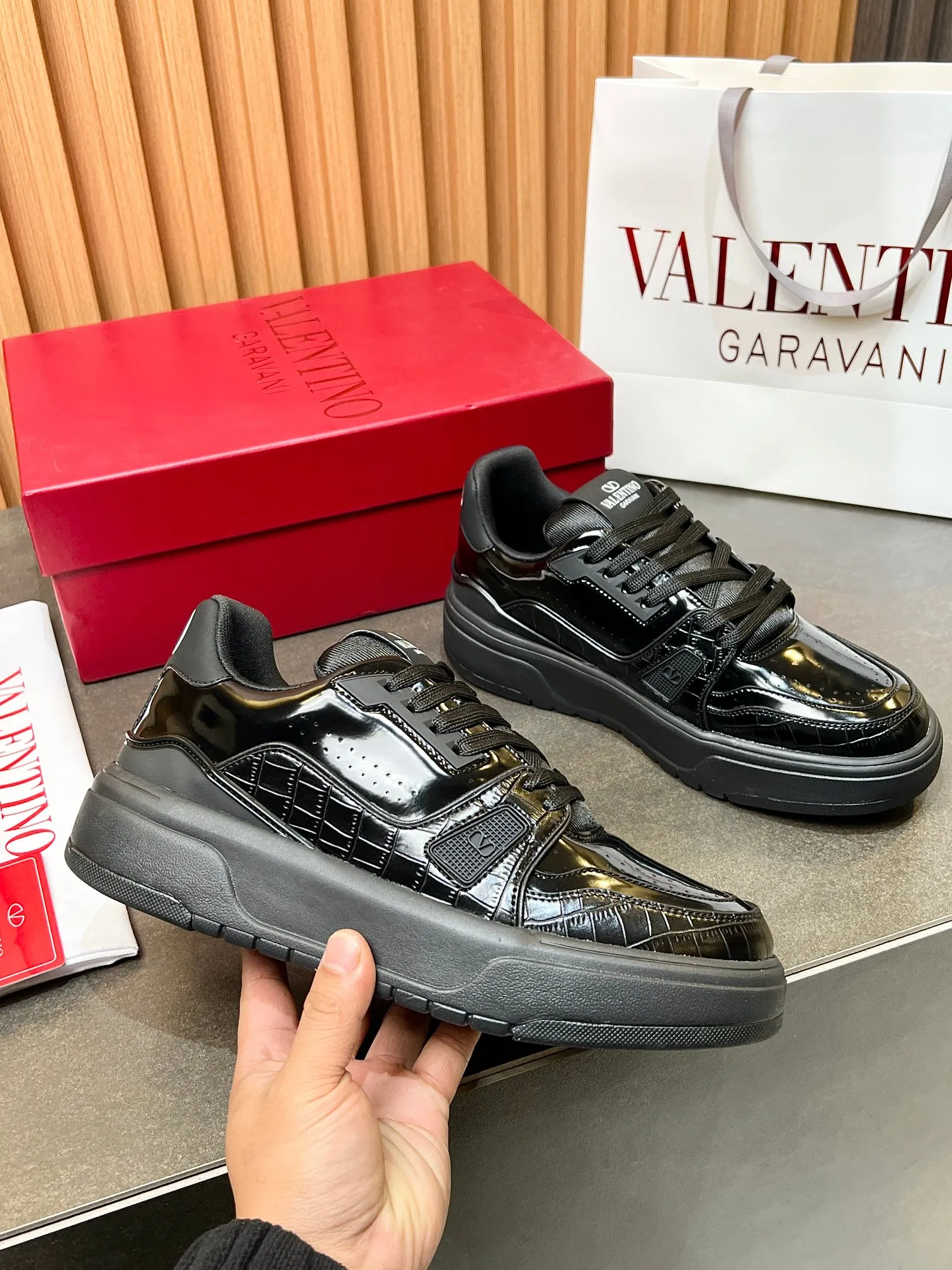 👟👟Ex-factory price 680👟👟 𝑽𝒂𝒍𝒆𝒏𝒕𝒊𝒏𝒐Valentino 𝑶𝒏𝒆𝑺𝒕𝒖𝒅 Couple's sneaker series Valentino 2025 latest couple's sneakers same style for celebrities Hot sale. The original ZP was purchased and dismantled. Repeated printing and modification. Trying to restore the original version 1:1! Top luxury masterpiece, soft and comfortable, combining fashion and leisure, bringing excellent and elegant texture and excellent on-foot comfort. Top purchasing version upper: imported calfskin surface/original oil edge craftsmanship. Lining: water-dyed cowhide lining. Outsole: original development 𝐓𝐏𝐔 two-color combination outsole. Packaging: original configuration complete package. Code number: 34-44